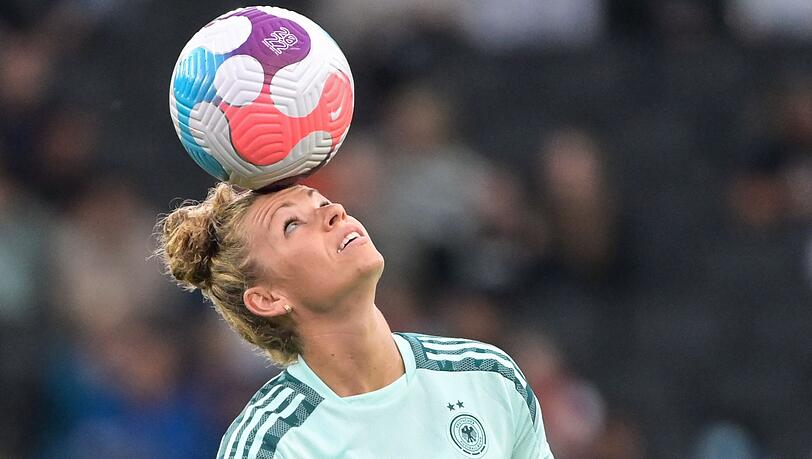 Deutschlands Linda Dallmann balanciert einen Ball.