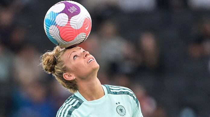 Deutschlands Linda Dallmann balanciert einen Ball.