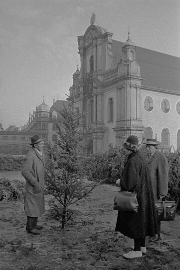 1962: Baumverkauf auf der Terrasse &uuml;ber der Metzgerzeile.