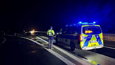 Bei einer Unfallserie auf der A 44 sind drei Menschen ums Leben gekommen und mindestens elf verletzt worden.
