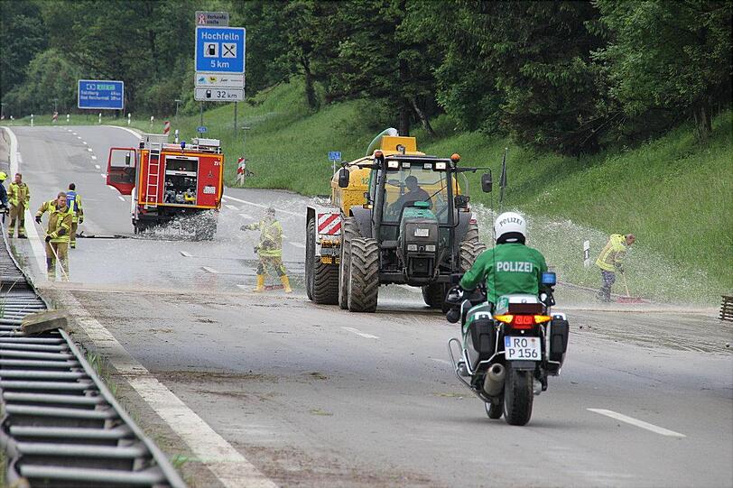 Ein Traktor hilft bei der Reinigung der Fahrbahn.
