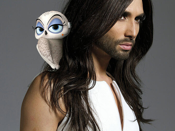 Schneeeule Eva mit ihrer Synchronsprecherin Conchita Wurst
