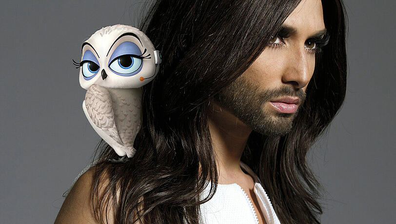 Schneeeule Eva mit ihrer Synchronsprecherin Conchita Wurst Schneeeule Eva mit ihrer Synchronsprecherin Conchita Wurst