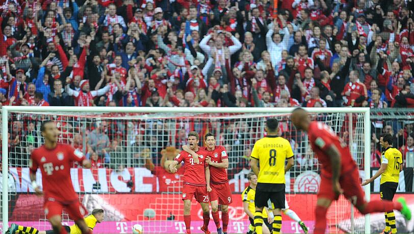 Gemeinsam mit Robert Lewandowski bejubelt Thomas Müller (l.) seinen Treffer zum 1:0.