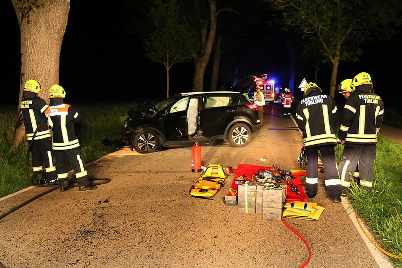 Tödlicher Unfall: In der Alleestraße vor der Ortschaft Tüßling ist ein 55-jähriger Mann mit seinem Pkw auf gerader Fahrbahn nach rechts von der Straße abgekommen und gegen einen Baum geprallt. Die Bilder.