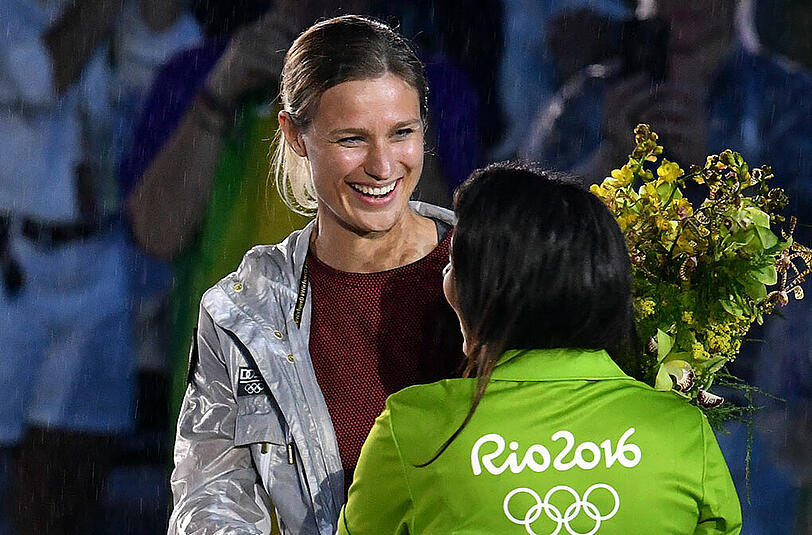 Die Bilder der knallbunten und komplett verregneten Abschlussfeier der olympischen Spiele von Rio.