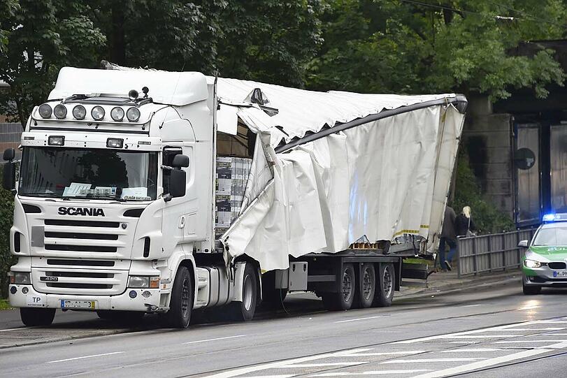 Mehr als bloß angeeckt: Der Fahrer des demolierten Lkws konnte sein Fahrzeug trotzdem noch aus eigener Kraft in eine Seitenstraße fahren.