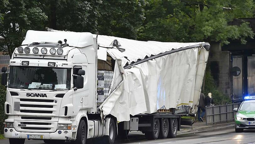 Mehr als bloß angeeckt: Der Fahrer des demolierten Lkws konnte sein Fahrzeug trotzdem noch aus eigener Kraft in eine Seitenstraße fahren. Mehr als bloß angeeckt: Der Fahrer des demolierten Lkws konnte sein Fahrzeug trotzdem noch aus eigener Kraft in eine Seitenstraße fahren.