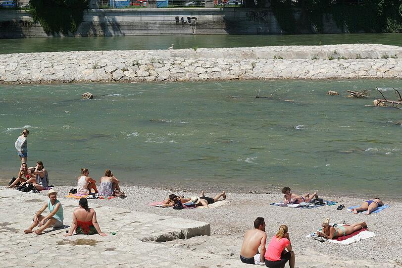Einschmieren nicht vergessen: Die Münchner genießen die warmen Sonnenstrahlen in vollen Zügen. Fotos: Daniel von Loeper