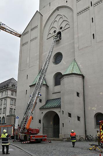 Einsatz für die Feuerwehr an der Peterskirche: Eine junge Frau war auf der Aussichtsplattform kollabiert.