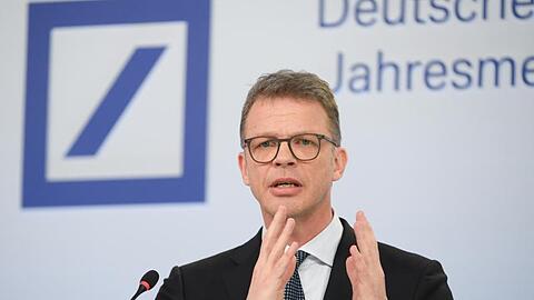 Christian Sewing, Vorstandsvorsitzender der Deutschen Bank, spricht während der Jahresmedienkonferenz in Frankfurt.