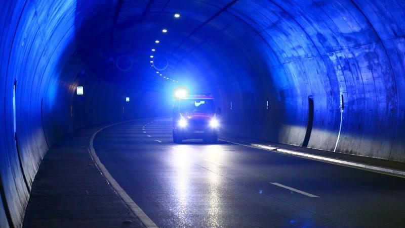 Ein Rettungsfahrzeug fährt mit eingeschaltetem Blaulicht durch einen Tunnel. Foto: Bodo Schackow/zb/dpa/Archivbild Ein Rettungsfahrzeug fährt mit eingeschaltetem Blaulicht durch einen Tunnel. Foto: Bodo Schackow/zb/dpa/Archivbild