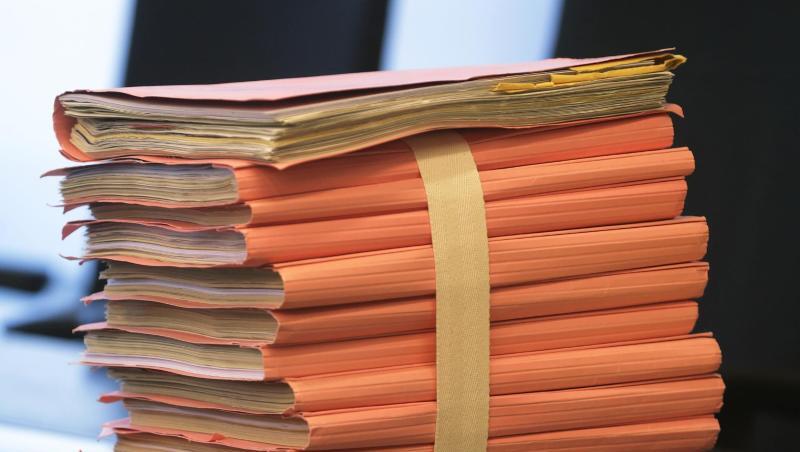 Ein Stapel Gerichtsakten steht auf einem Tisch im Gerichtssaal. Foto: David Young/dpa/Archivbild Ein Stapel Gerichtsakten steht auf einem Tisch im Gerichtssaal. Foto: David Young/dpa/Archivbild