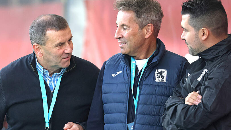 Der Oberlöwe mit seinen beiden Interimsbossen: Präsident Gernot Mang (Mitte) vor dem Köln-Spiel im Austausch mit Geschäftsführer Manfred Paula (l.) und Trainer Alper Kayabunar, der nach dem Wiesbaden-Spiel wieder zur Bayernliga-Mannschaft zurückkehrt.