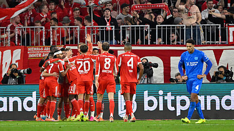 Der FC Bayern jubelt gegen Bayer Leverkusen.