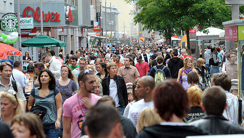 Nur die Kaufingerstraße in München ist in Bayern beliebter als unsere Karolinenstraße. Nur die Kaufingerstraße in München ist in Bayern beliebter als unsere Karolinenstraße.