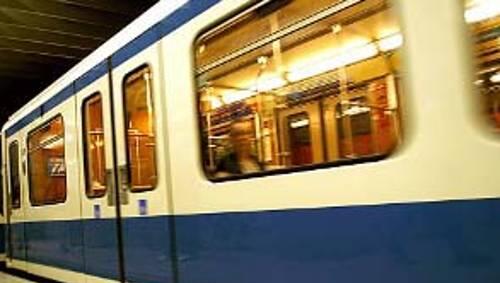 Ein Zug der Linie U6 musste von der Stromzufuhr gekappt werden Ein Zug der Linie U6 musste von der Stromzufuhr gekappt werden