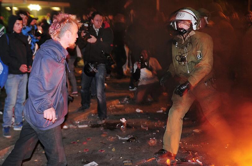 Ein Großaufgebot der Polizei versucht in der Nacht auf den 1. Mai, in der es in jedem Jahr zu gewaltsamen Ausschreitungen kommt, für Ordnung zu sorgen. Die Bilder