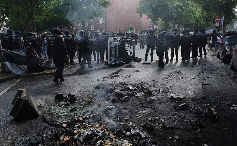 Brennende Straßenblockaden und aggressive Demonstranten: Bei einer Kundgebung von Rechtsextremisten zum "Tag der Deutschen Zukunft" kam es am Samstag in Hamburg zu schweren Ausschreitungen. Trotz eines Großaufgebots der Polizei mit mehreren tausend Beamten aus mehreren Bundesländern konnte sie Rechte und linke Gegendemonstranten nicht immer auseinanderhalten. Mehrere tausend Menschen und ein breites Bündnis aus Parteien, Gewerkschaften, Vereinen, Kirchen und anderen gesellschaftlichen Organisationen hatten sich gegen die rechte Kundgebung formiert.