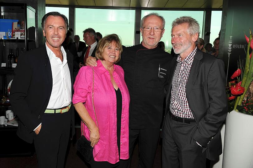 Promi-Figaro Manfred Kraft (l.), Paul Breitner mit Ehefrau Hildegard und Gastgeber Otto Koch.