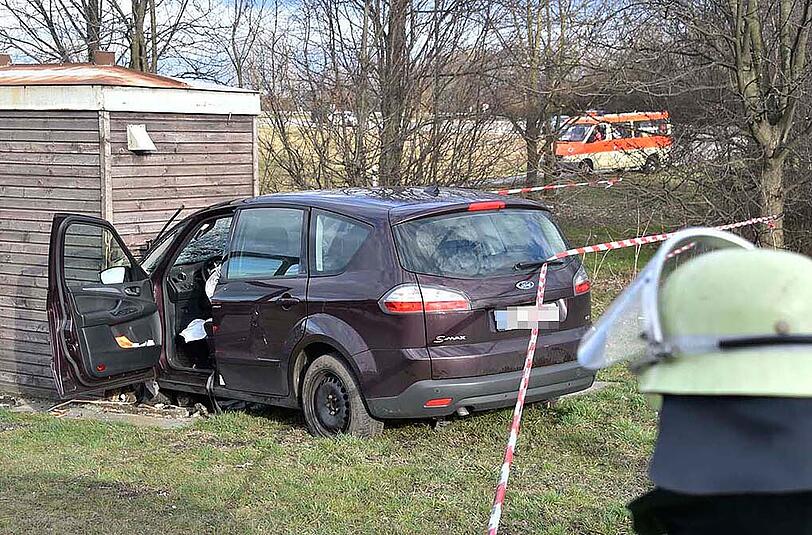 Bilder vom Unfall auf der A9: An der Ausfahrt Fröttmanning raste ein Mann mit seinem Wagen in ein Technikgebäude, welches für das Verkehrsleitsystem auf der Autobahn zuständig ist.