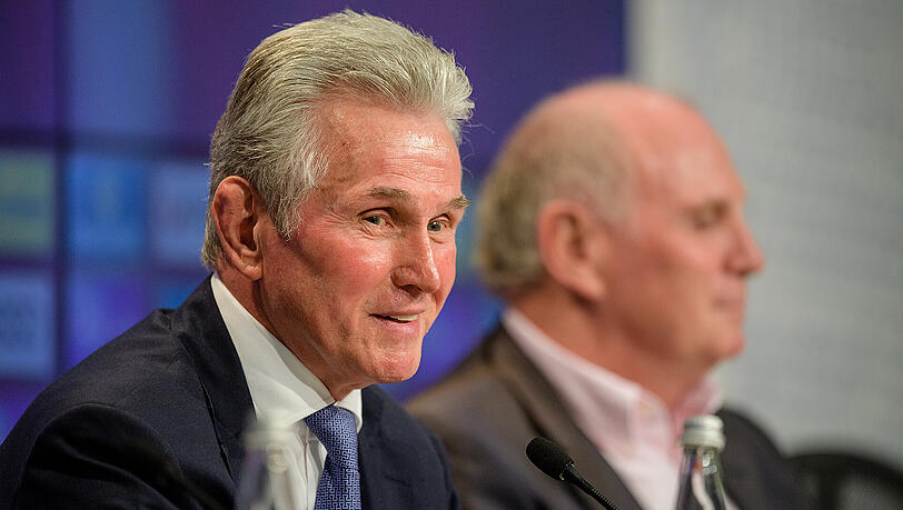 Jupp Heynckes und Uli Hoeneß (hinten) bei der offiziellen Präsentation des 72-Jährigen als neuer, alter Bayern-Trainer.