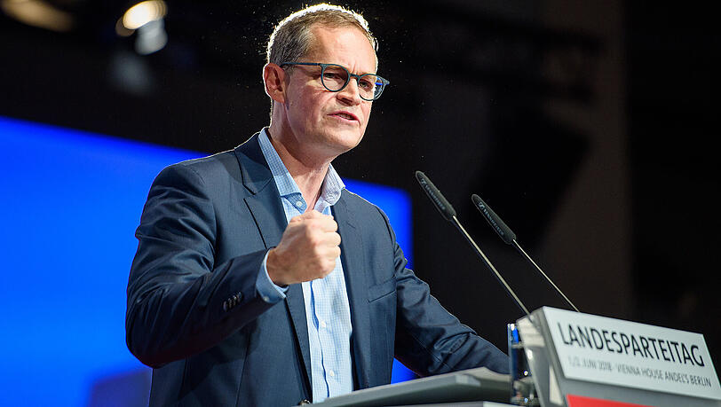 Michael Müller (SPD), Regierender Bürgermeister von Berlin und Landesvorsitzender, spricht während des Landesparteitages der Berliner SPD von der Bühne zu den Mitgliedern. Michael Müller (SPD), Regierender Bürgermeister von Berlin und Landesvorsitzender, spricht während des Landesparteitages der Berliner SPD von der Bühne zu den Mitgliedern.