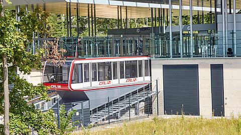 So könnte eine Münchner Standseilbahn mit Haltestelle am Tierpark ausschauen: In jede der beiden Fahrgastkabinen (wie dieses Modell aus Luxemburg) sollen 400 Passagiere passen. Die Bahn in München soll weitgehend unterirdisch auf Schienen fahren.
