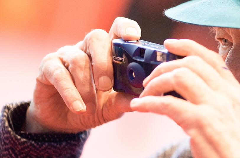 Einwegkamera
Falls das Smartphone versagt oder der Akku nicht mehr mitspielt ist eine Einwegkamera die erste Hilfe für die unentbehrlichen Urlaubsfotos und gibt Ihrer Reise etwas erfrischend Nostalgisches.