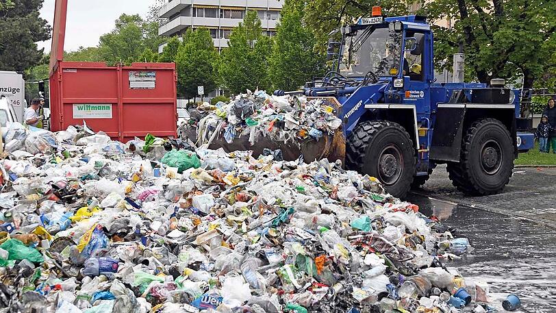 Das Technische Hilfswerk aus Perlach räumte anschließend die Staudingerstraße.