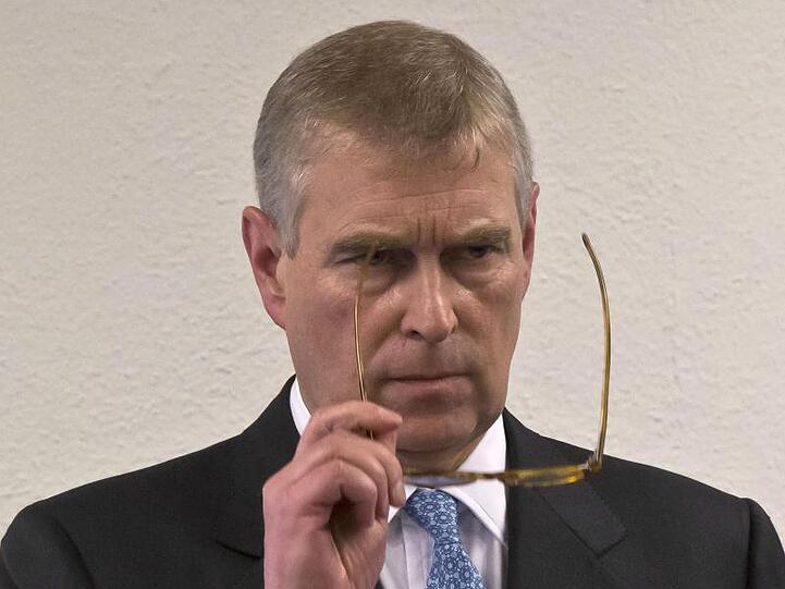 Prinz Andrew hat seinen Widerstand aufgegeben.