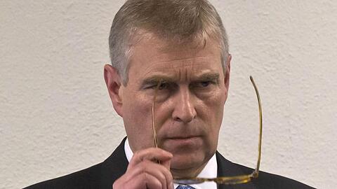 Prinz Andrew hat seinen Widerstand aufgegeben.