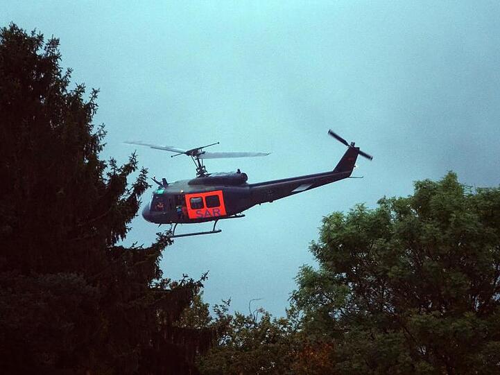 Ein Rettungshubschrauber des Militärs fliegt über dem Absturzgebiet in Zemmer-Rodt.