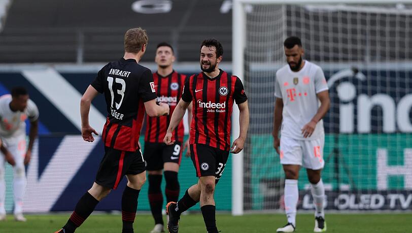 Der Jubel der Anderen: Amin Younes (2.v.r.) lässt sich nach seinem Kunstschuss zum 2:0 von den Eintracht-Kollegen feiern.
