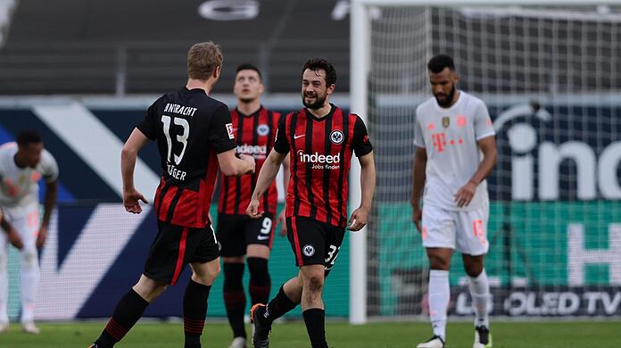 Der Jubel der Anderen: Amin Younes (2.v.r.) lässt sich nach seinem Kunstschuss zum 2:0 von den Eintracht-Kollegen feiern.