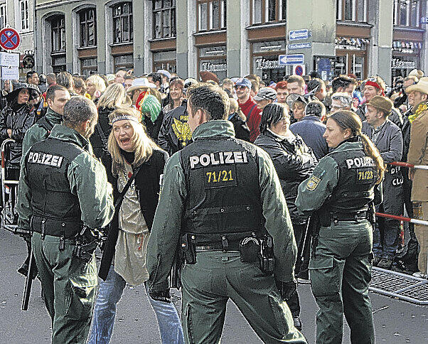 Nachdem die Polizei den Viktualienmarkt abgesperrt hatte, kam es zu heftigen Wortgefechten.