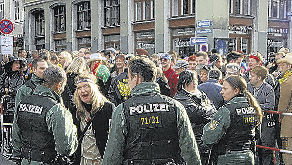 Nachdem die Polizei den Viktualienmarkt abgesperrt hatte, kam es zu heftigen Wortgefechten. Nachdem die Polizei den Viktualienmarkt abgesperrt hatte, kam es zu heftigen Wortgefechten.