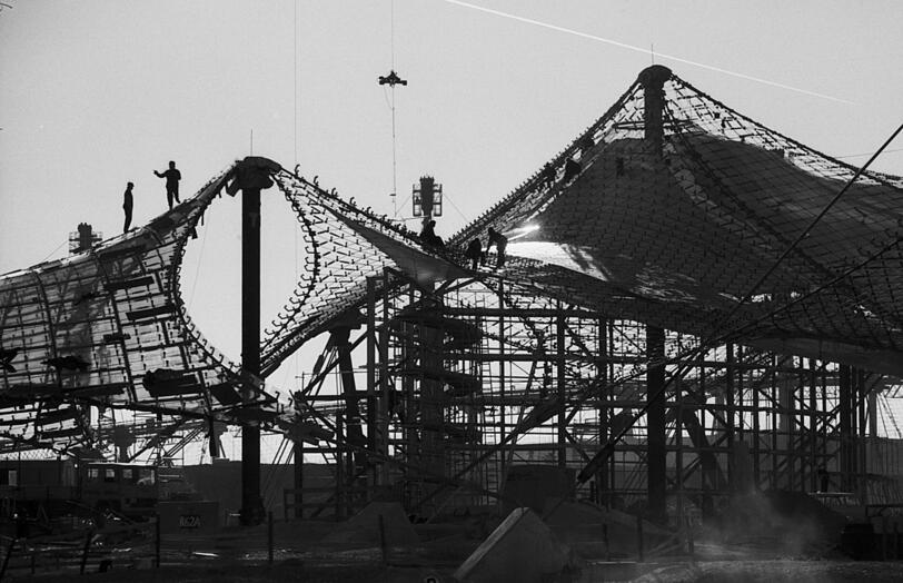 Aufbau des Zeltdachs 1971: Architekt Günter Behnisch hatte für die Ausschreibung zunächst eine hautfarbene Strumpfhose über das Olympiadach des Miniaturmodells gespannt.