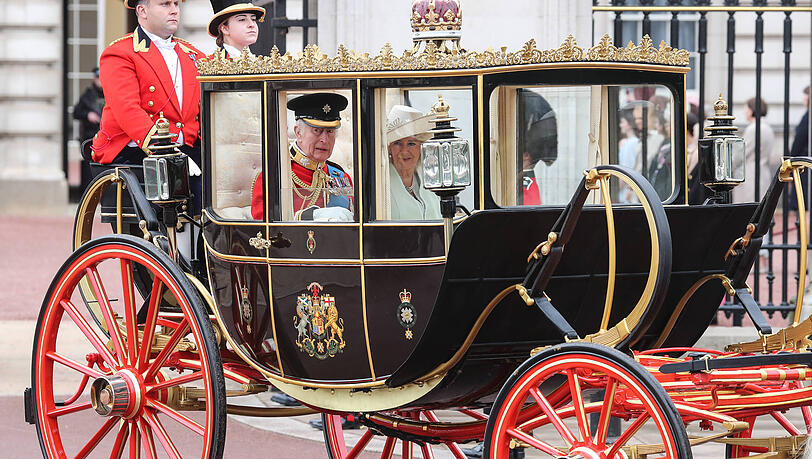 2024 fuhren König Charles und Königin Camilla in einer Kutsche vor. Auch in diesem Jahr sollen sie so zum Buckingham Palast gebracht werden. 2024 fuhren König Charles und Königin Camilla in einer Kutsche vor. Auch in diesem Jahr sollen sie so zum Buckingham Palast gebracht werden.