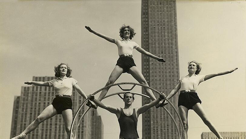 Mit internationalen Auftritten wie hier in New York machten Otto und Fritz Feick (M) Werbung f&uuml;r das Rh&ouml;nrad.