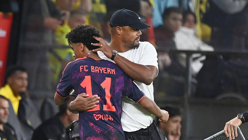 Vincent Kompnay stellt Nathaniel Brown gegen Dortmund auf die Zehn. Vincent Kompnay stellt Nathaniel Brown gegen Dortmund auf die Zehn.