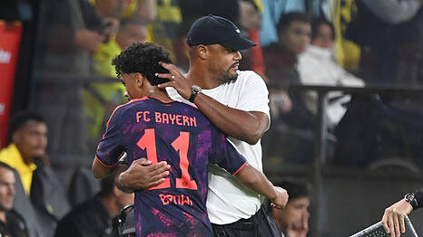 Vincent Kompnay stellt Nathaniel Brown gegen Dortmund auf die Zehn.