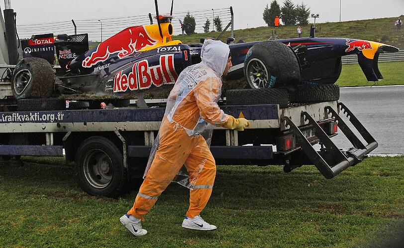 Sebastian Vettel hat im Training seinen Formel-1-Renner an den Randstein gesetzt. Die Bilder