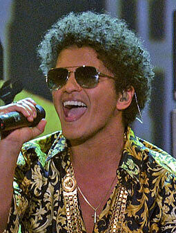 ...genau wie Bruno Mars. Wer weiß, vielleicht wurden die beiden ja bei der Geburt getrennt. Da gibt's übrigens bei vielen Promis eklatante Ähnlichkeiten...