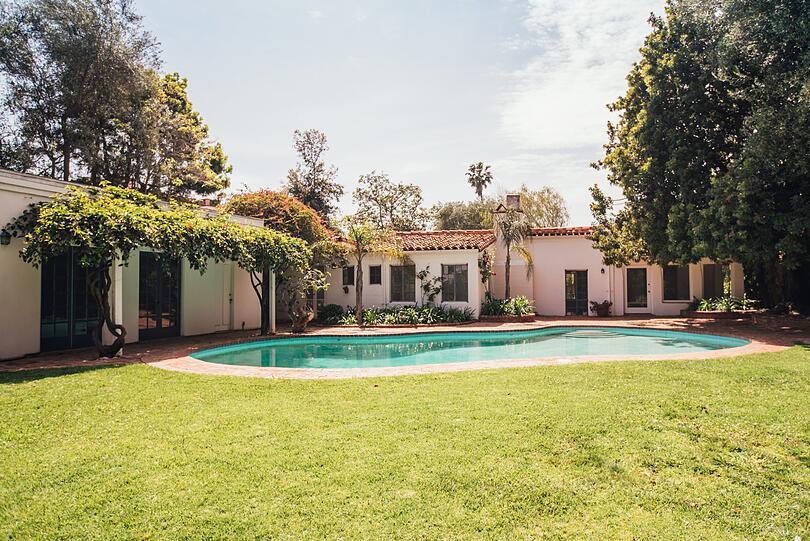 Die Villa, in der Marilyn Monroe vor 55 Jahren tot aufgefunden wurde, steht zum Verkauf. 6,9 Millionen Dollar (rund 6,4 Millionen Euro) soll der künftige Besitzer nach Angaben der Maklerfirma Mercer Vine dafür bezahlen.