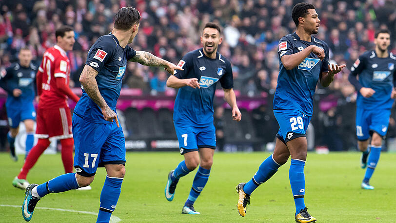 Serge Gnabry (r.) jubelt nach seinem Treffer zum 0:2.