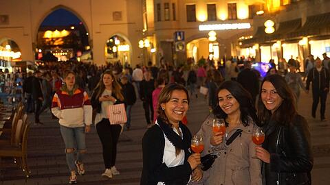 Diana, Nicole und Angela (von links) bummeln mit einem Aperol Spritz über die extraspäte Einkaufsmeile.
