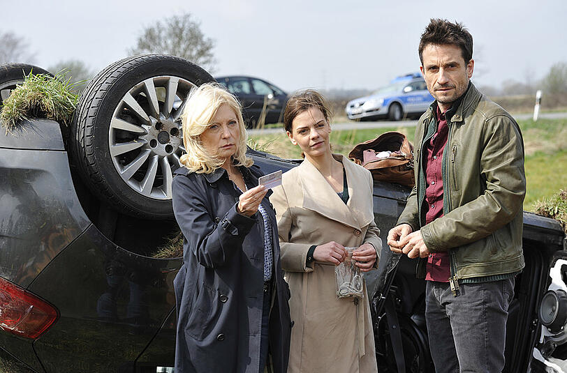 Die Schauspieler Sabine Postel, Camilla Renschke und Oliver Mommsen (l-r) stehen am 06.04.2016 in Bremen während eines Fototermins bei den Dreharbeiten zum "Tatort - Echolot" zusammen.