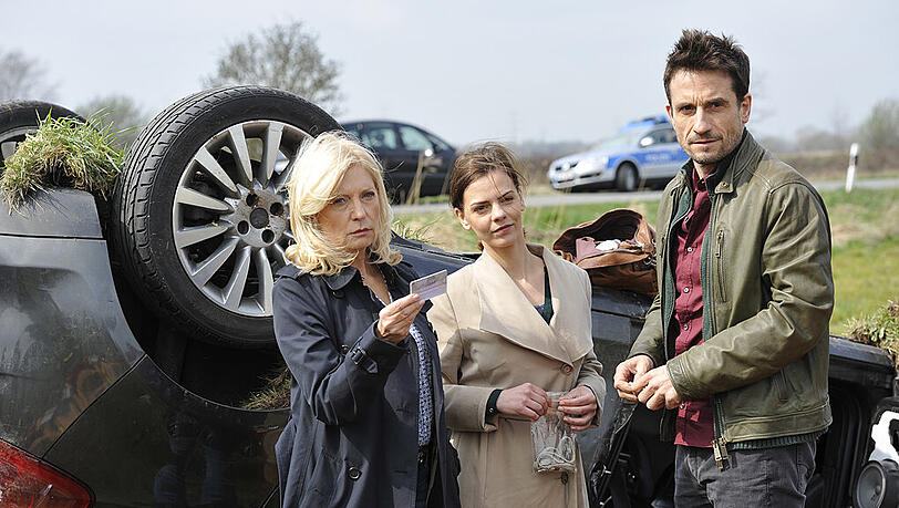 Die Schauspieler Sabine Postel, Camilla Renschke und Oliver Mommsen (l-r) stehen am 06.04.2016 in Bremen während eines Fototermins bei den Dreharbeiten zum "Tatort - Echolot" zusammen. Die Schauspieler Sabine Postel, Camilla Renschke und Oliver Mommsen (l-r) stehen am 06.04.2016 in Bremen während eines Fototermins bei den Dreharbeiten zum "Tatort - Echolot" zusammen.