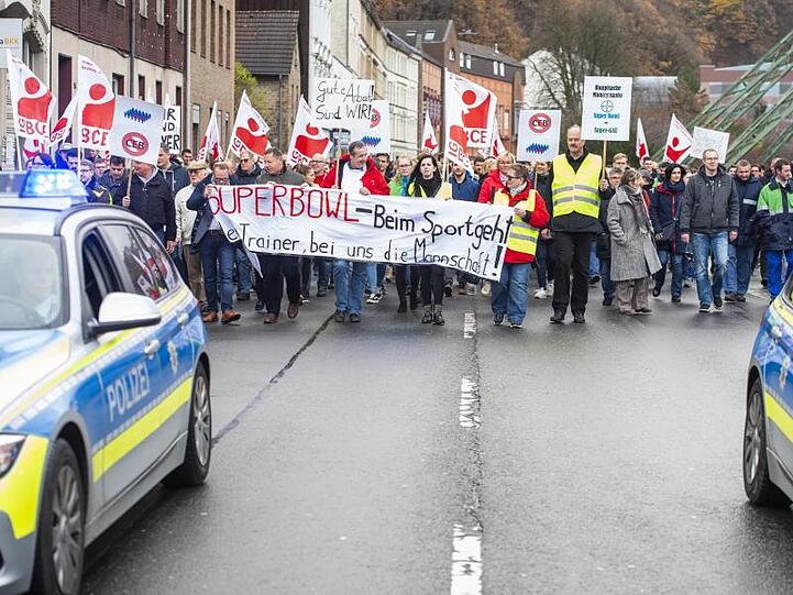 Mitarbeiter des Bayer-Konzerns protestieren gegen den geplanten Arbeitsplatzabbau.